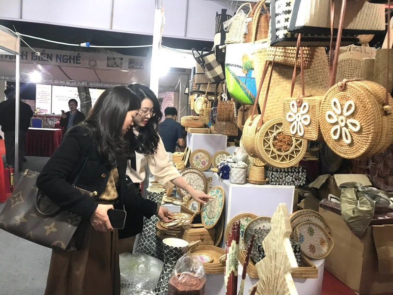 Giới thiệu, quảng bá các sản phẩm tiểu thủ công nghiệp và làng nghề của Hà Nội tại hội chợ. Ảnh: Thùy Linh