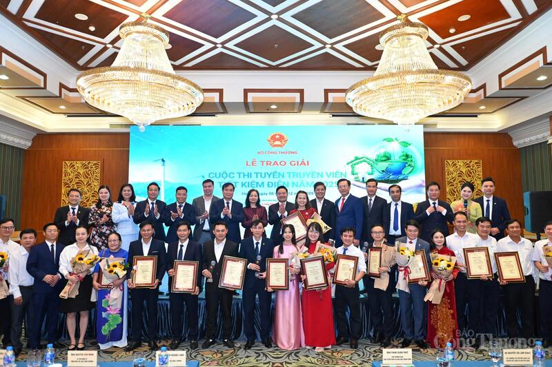 Lãnh đạo các bộ, ngành cùng Ban tổ chức chụp ảnh lưu niệm với các đơn vị, tác giả, nhóm tác giả đoạt giải