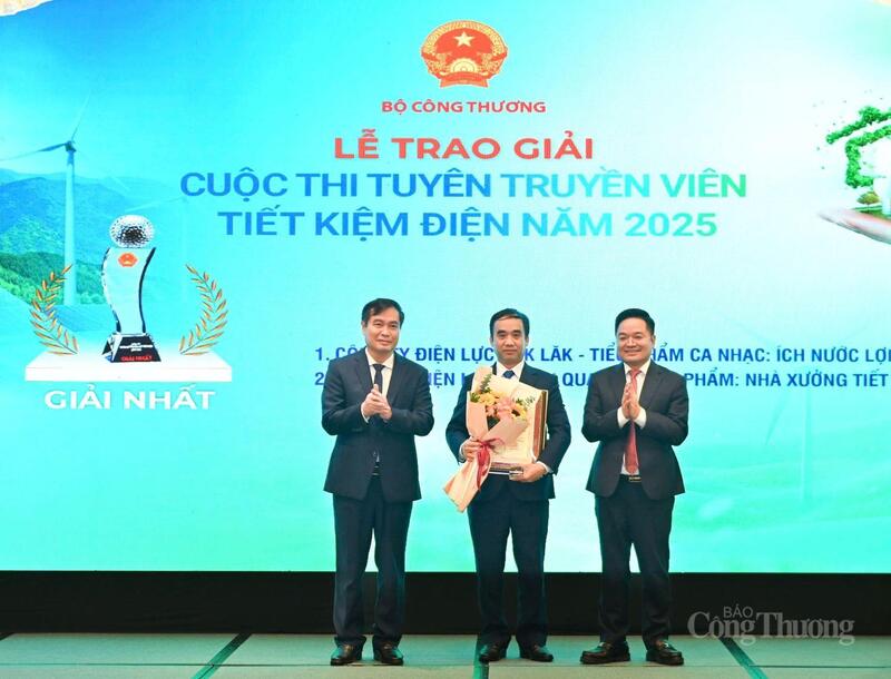 Ông Bùi Minh Đại - Phó Giám đốc Công ty Điện lực Tuyên Quang đại diện công ty lên nhận giải Nhất.