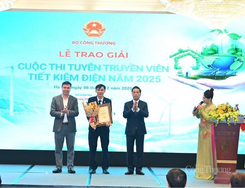 Ông Bạch Hồng Quân - Phó Giám đốc Công ty Điện lực Bắc Ninh lên nhận giải Đơn vị có nhiều tác phẩm dự thi