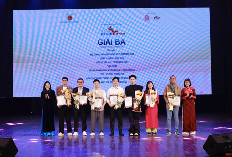 Các đại biểu trao giải cho tác giả, nhóm tác giả có sản phẩm chất lượng. Ảnh: VH