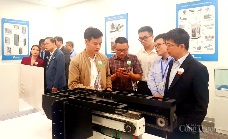Các doanh nghiệp, khách hàng tham quan khu trưng bày công nghệ của nhà máy. Ảnh: N.H