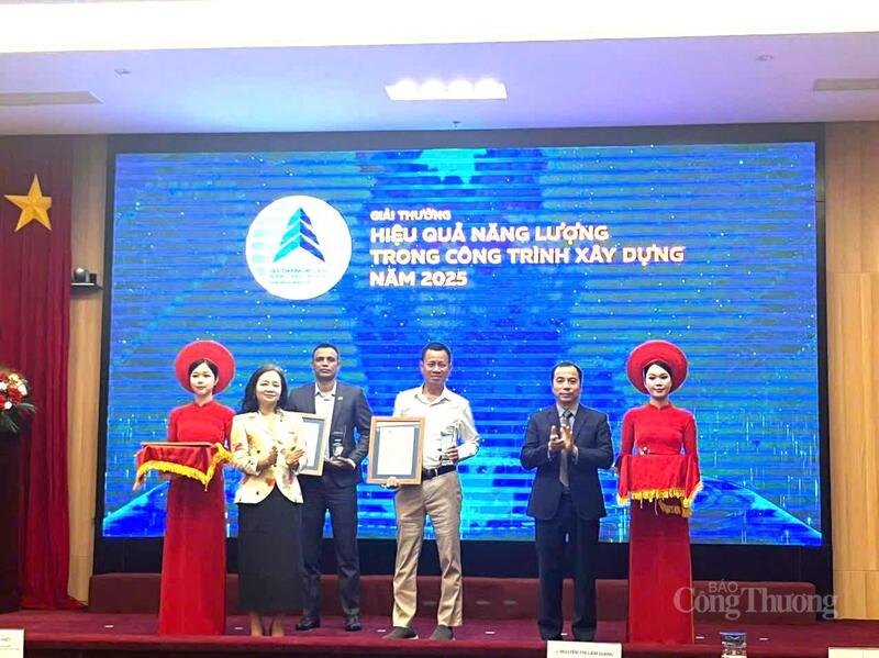 Bà Nguyễn Thị Lâm Giang và ông Ngô Sơn Hải trao giải thưởng cho đơn vị đoạt giải