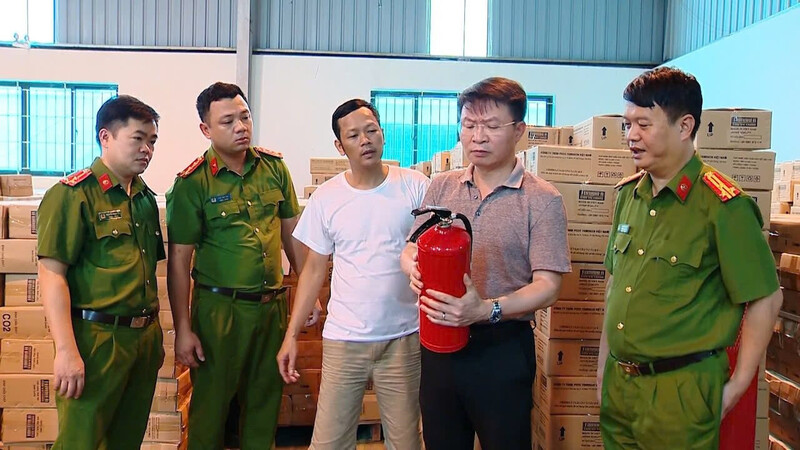 Thiếu tướng Nguyễn Minh Tuấn - Giám đốc Công an tỉnh Phú Thọ (thứ hai từ phải sang) - kiểm tra lô bình chữa cháy giả. Ảnh: PT