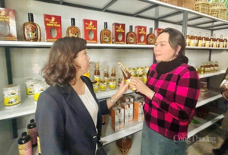 Bà Nguyễn Thị Bích Thu (bên trái), Giám đốc Trung tâm Khuyến công và Xúc tiến thương mại Gia Lai nghe giới thiệu về các sản phẩm địa phương.