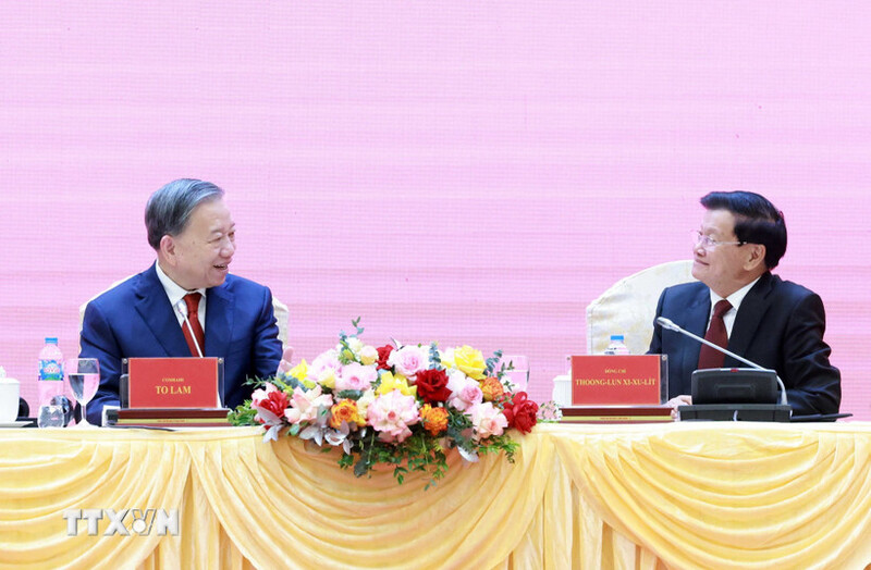Tổng Bí thư Tô Lâm đã cùng Tổng Bí thư, Chủ tịch nước Lào Thongloun Sisoulith đồng chủ trì Hội nghị thông báo kết quả Đại hội lần thứ XII của Đảng Nhân dân Cách mạng Lào. Ảnh: TTXVN