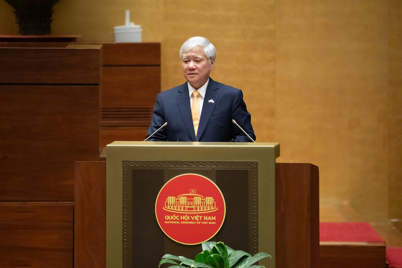 Phó Chủ tịch Thường trực Quốc hội Đỗ Văn Chiến thông báo nhanh kết quả Đại hội đại biểu toàn quốc lần thứ XIV của Đảng. Ảnh: VPQH