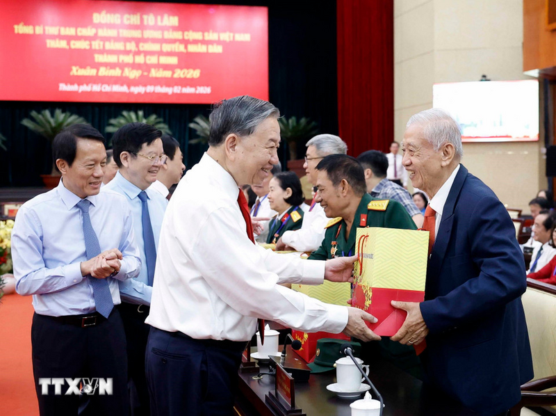 Tổng Bí thư Tô Lâm tặng quà cho gia đình chính sách, người có công. Ảnh: Thống Nhất/TTXVN