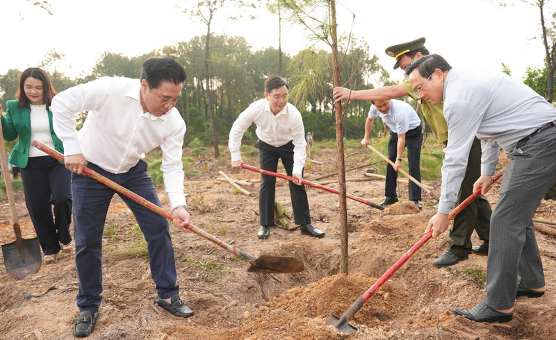 Lãnh đạo UBND thành phố Huế tham gia trồng cây tại Công viên Hồ Thuỷ Tiên. Ảnh: M. Hiếu