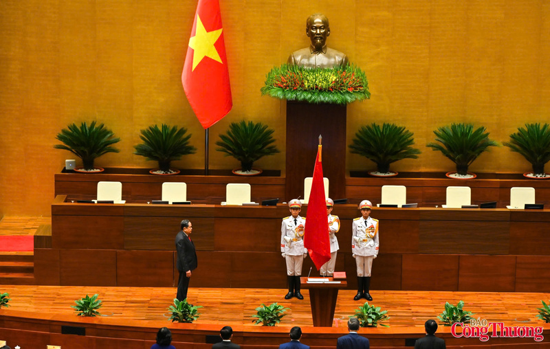 Dưới cờ đỏ sao vàng thiêng liêng của Tổ quốc, trước Quốc hội, đồng bào, cử tri cả nước, Chủ tịch Quốc hội Trần Thanh Mẫn chuẩn bị thực hiện nghi thức tuyên thệ.