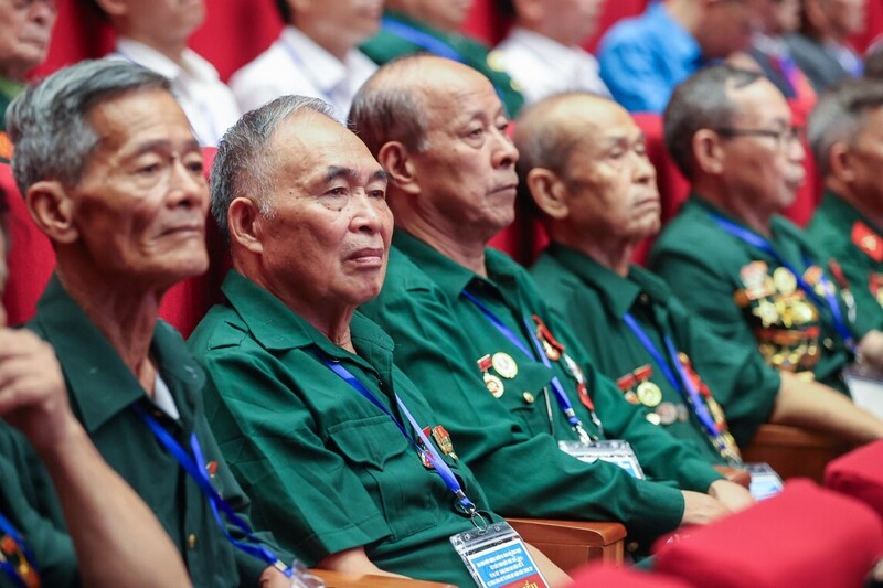 Tăng cường chăm lo đời sống người có công nhân dịp kỷ niệm 51 năm Ngày Giải phóng miền Nam, thống nhất đất nước. Ảnh: VGP