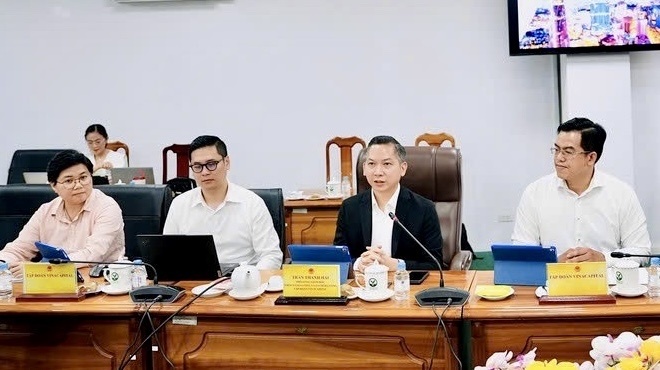 Ông Trần Thanh Hải - Phó Tổng Giám đốc khối Năng lượng và Cơ sở hạ tầng, Tập đoàn VinaCapital (ngồi thứ hai bên phải) phát biểu tại buổi làm việc. Ảnh Tuyết Hiền.