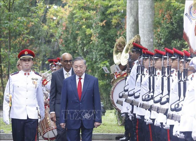 Tổng Bí thư, Chủ tịch nước Tô Lâm và Tổng thống Singapore Tharman Shanmugaratnam duyệt Đội danh dự. Ảnh: Thống Nhất/TTXVN