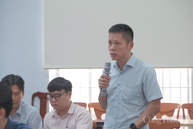 Ông Nguyễn Văn Minh, Giám đốc chi nhánh Khu công nghiệp Dốc Đá Trắng phát biểu ý kiến thảo luận. Ảnh: Duy Tín