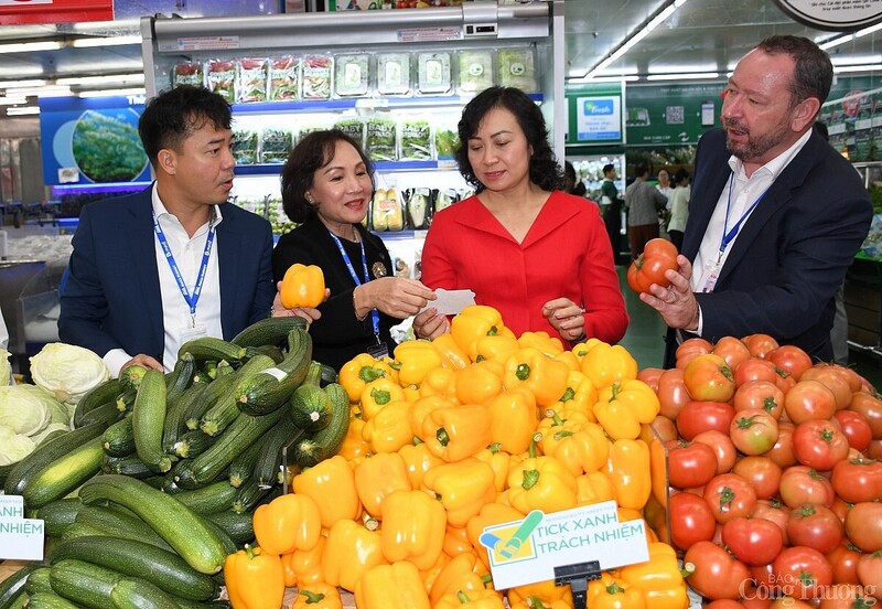 Thứ trưởng Phan Thị Thắng khảo sát sản phẩm thuộc chương trình “Tick xanh trách nhiệm” do Sở Công Thương chủ trì, triển khai với sự tham gia của 11 nhà phân phối lớn.