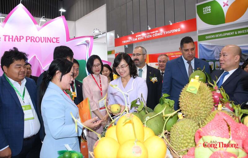 Thứ trưởng Bộ Công Thương Phan Thị Thắng, Cục trưởng Cục Xúc tiến thương mại Vũ Bá Phú và các đại biểu thăm gian hàng trưng bày, giới thiệu sản phẩm tại Vietnam Foodexpo 2025.