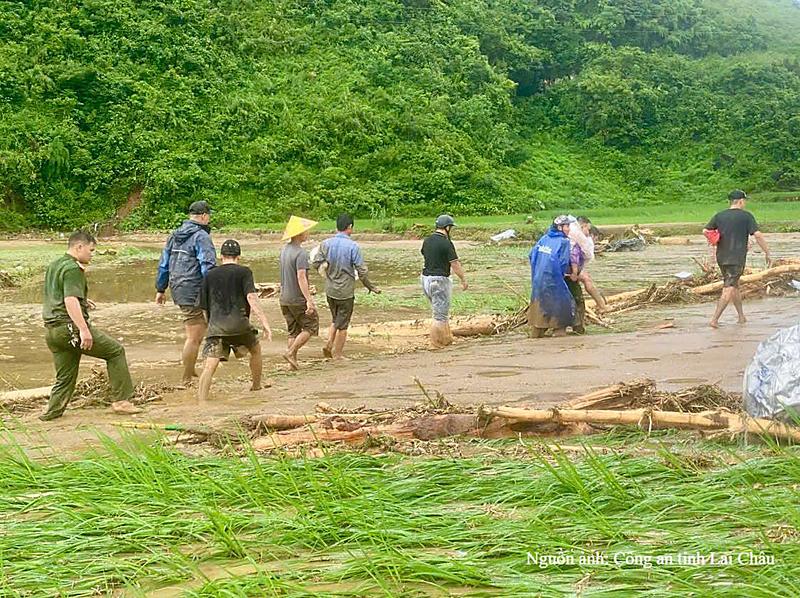 Công an tỉnh Lai Châu triển khai lực lượng xuống các thôn, bản thuộc xã Mường Than để ứng cứu giúp nhân dân.