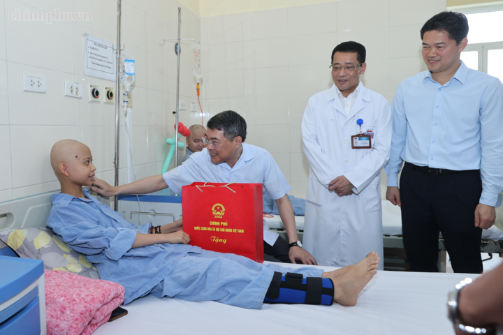 Thủ tướng Lê Minh Hưng thăm hỏi, tặng quà các bệnh nhi đang điều trị tại Bệnh viện - Ảnh: chinhphu.vn/Nhật Bắc