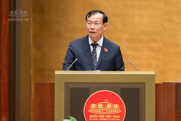 Thượng tướng Lê Tấn Tới, Chủ nhiệm Ủy ban Quốc phòng, An ninh và Đối ngoại của Quốc hội trình bày Báo cáo thẩm tra dự án Luật Bảo vệ công trình quan trọng liên quan đến an ninh quốc gia.