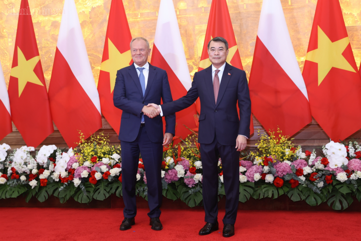 Thủ tướng Lê Minh Hưng và Thủ tướng Cộng hòa Ba Lan Donald Tusk - Ảnh: chinhphu.vn/Nhật Bắc