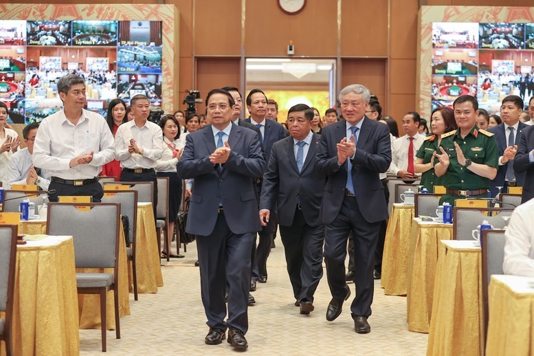 Thủ tướng Phạm Minh Chính và các đồng chí lãnh đạo Chính phủ tới dự Hội nghị - Ảnh: VGP/Nhật Bắc