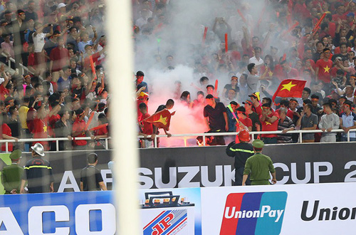 Chung kết AFF Cup: Công an HN hoá trang 'xử' cổ động viên quá khích - Ảnh 1